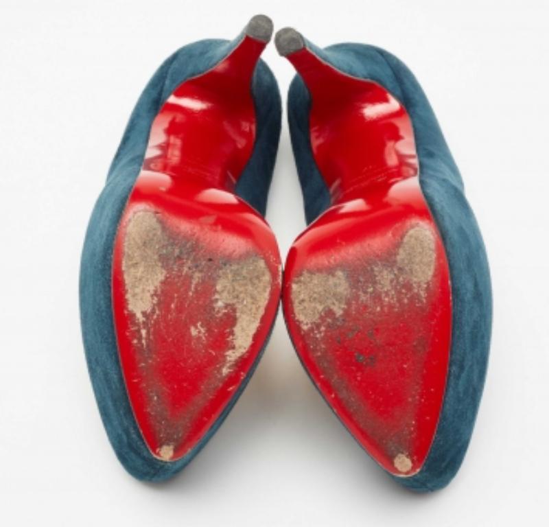 Christian Louboutin - Escarpins en daim daffodile teal foncé Taille 37 en vente 1