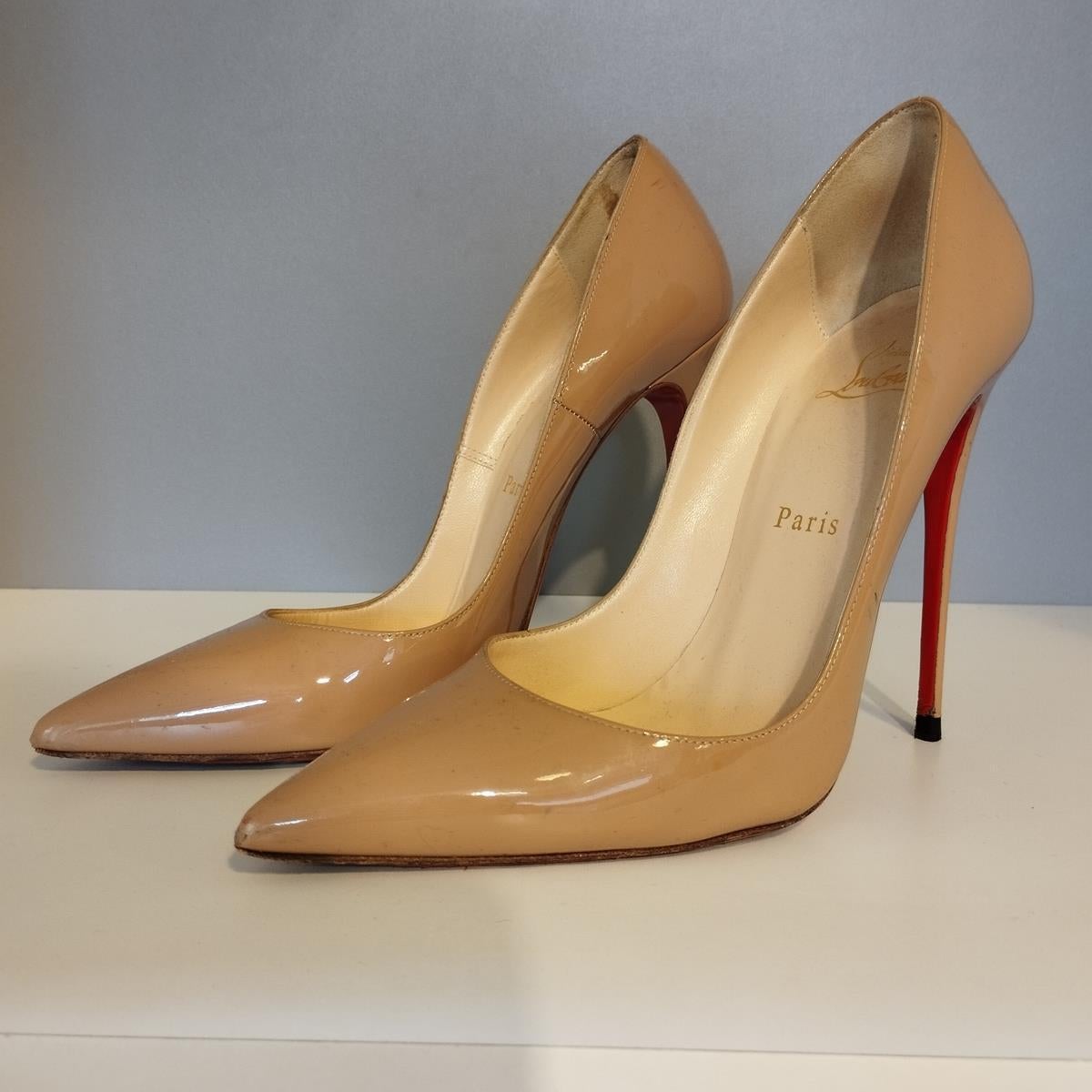 Iconic So Kate pointed pumps
Patent leather
Nude color
Heel height cm 12 (4,72 inches)
Worldwide fast shipping included in the price