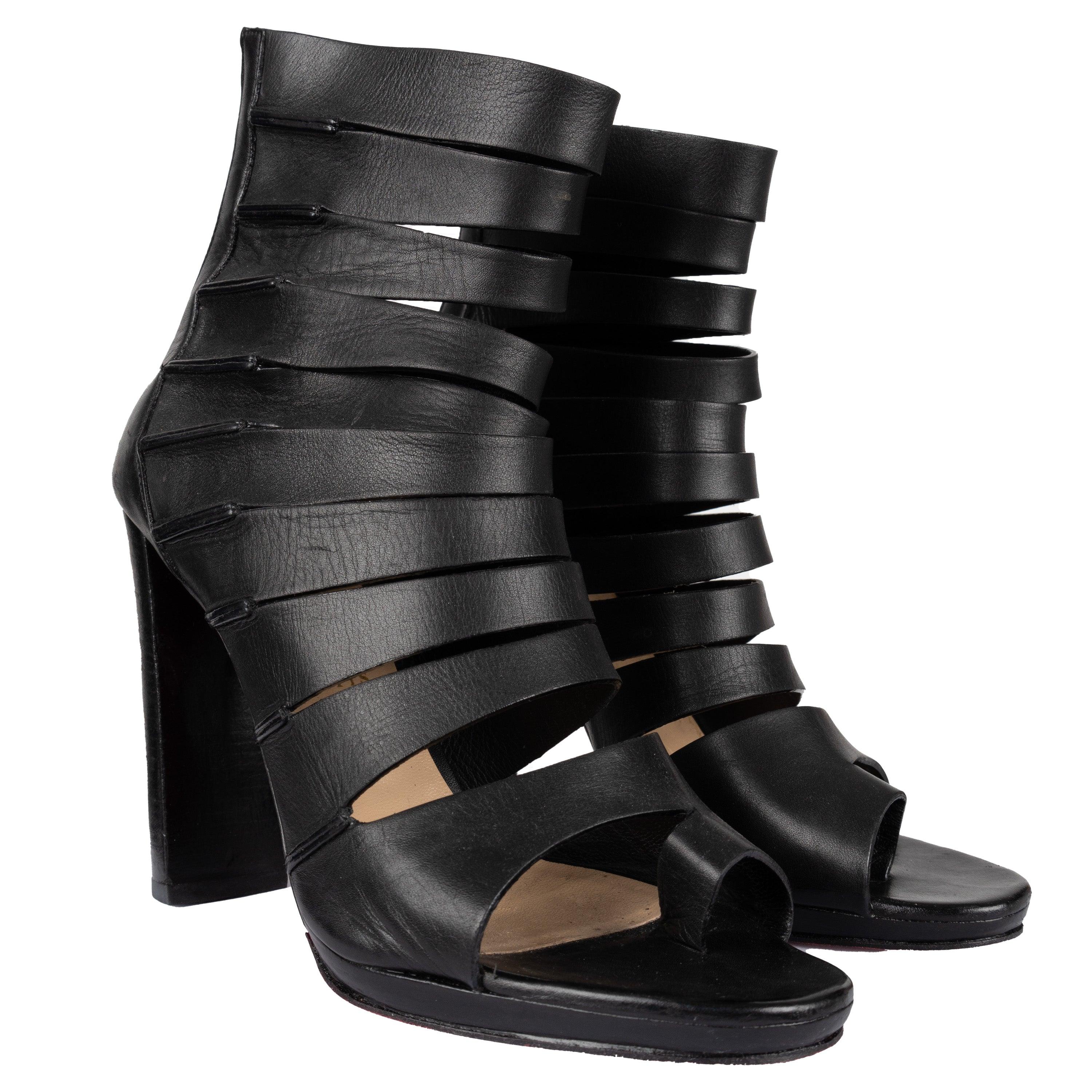 Este par de botines Christian Louboutin Decoupata presentan una lujosa piel de becerro en negro clásico. El peep toe y las tiras recortadas les dan un aspecto elegante, mientras que la característica suela roja añade una declaración de elegancia.
