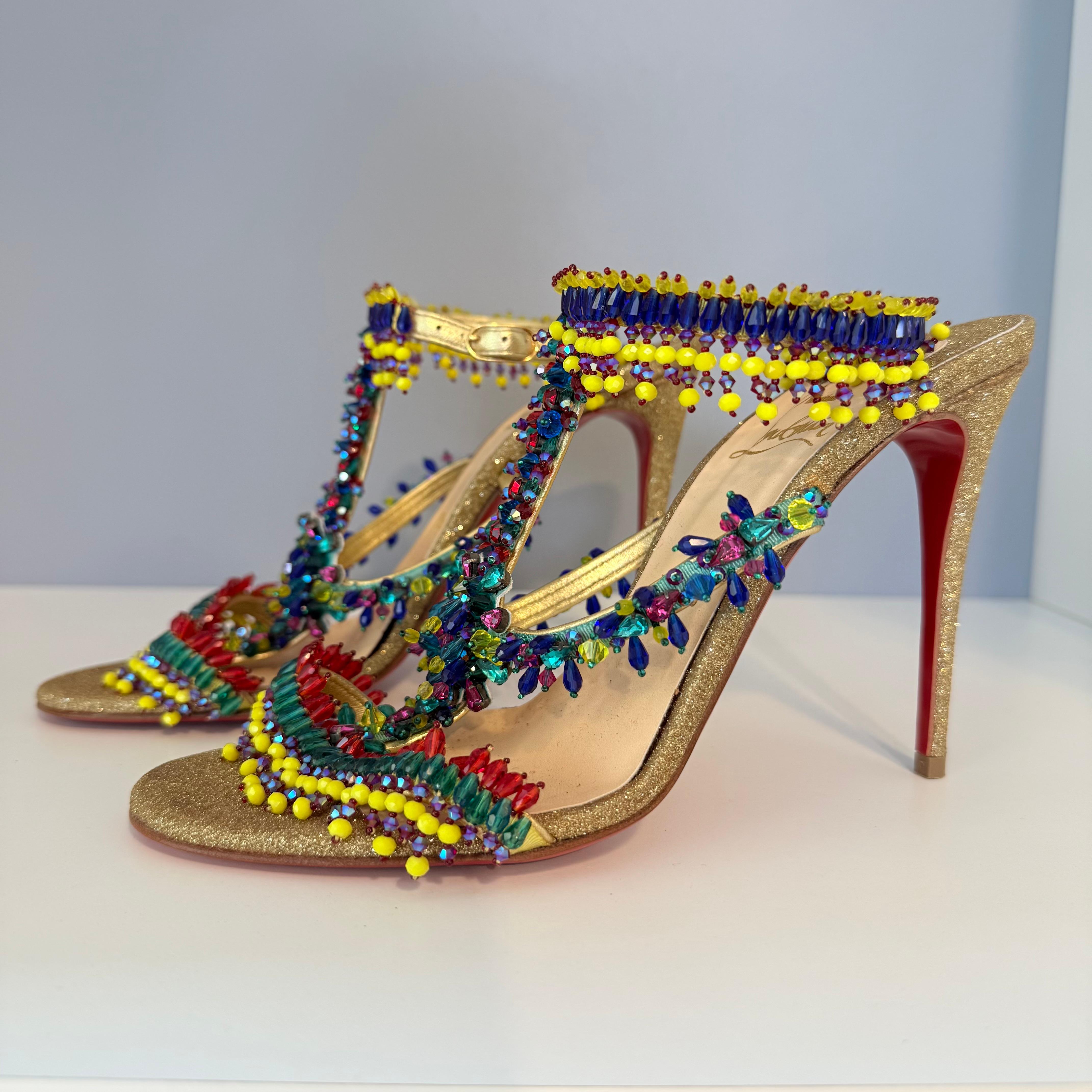 Fantastische Sandalen von Christian Louboutin
Devibroda glitzernd 100
Mehrfarbige Kristalle
Goldenes Glitzern 
Knöchelriemen
Absatzhöhe cm 10 (3,93 Zoll)
Mit Staubbeutel
Gesehen an vielen Berühmtheiten wie Rihanna
Weltweiter schneller Versand im