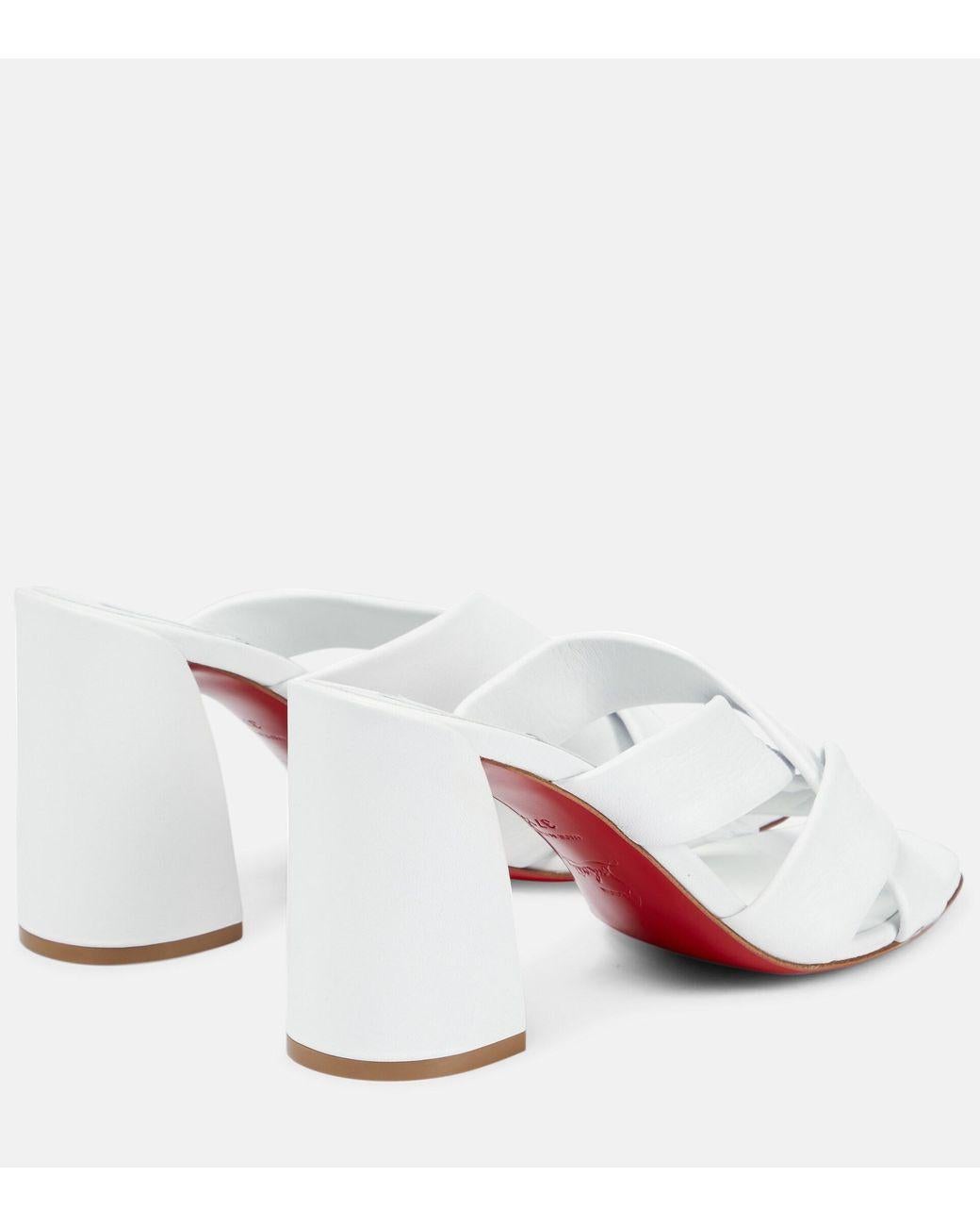 Les mules 'Silhouette' de Christian Louboutin sont confectionnées en cuir et présentent une silhouette à bout rond fixée par des doubles brides. Le talon de 85 mm offre un éclat du rouge emblématique du Label.