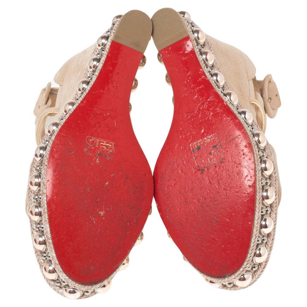 Christian Louboutin Dusty Pink Metallic Suede Chocazeppa Wedge Sandals Size 39 In Good Condition In Dubai, Al Qouz 2