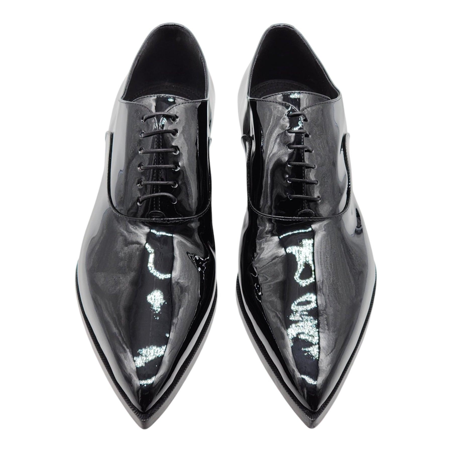 Christian Louboutin Eliviss Scarpe Oxford in pelle verniciata in nero.

Note di Louboutin: 