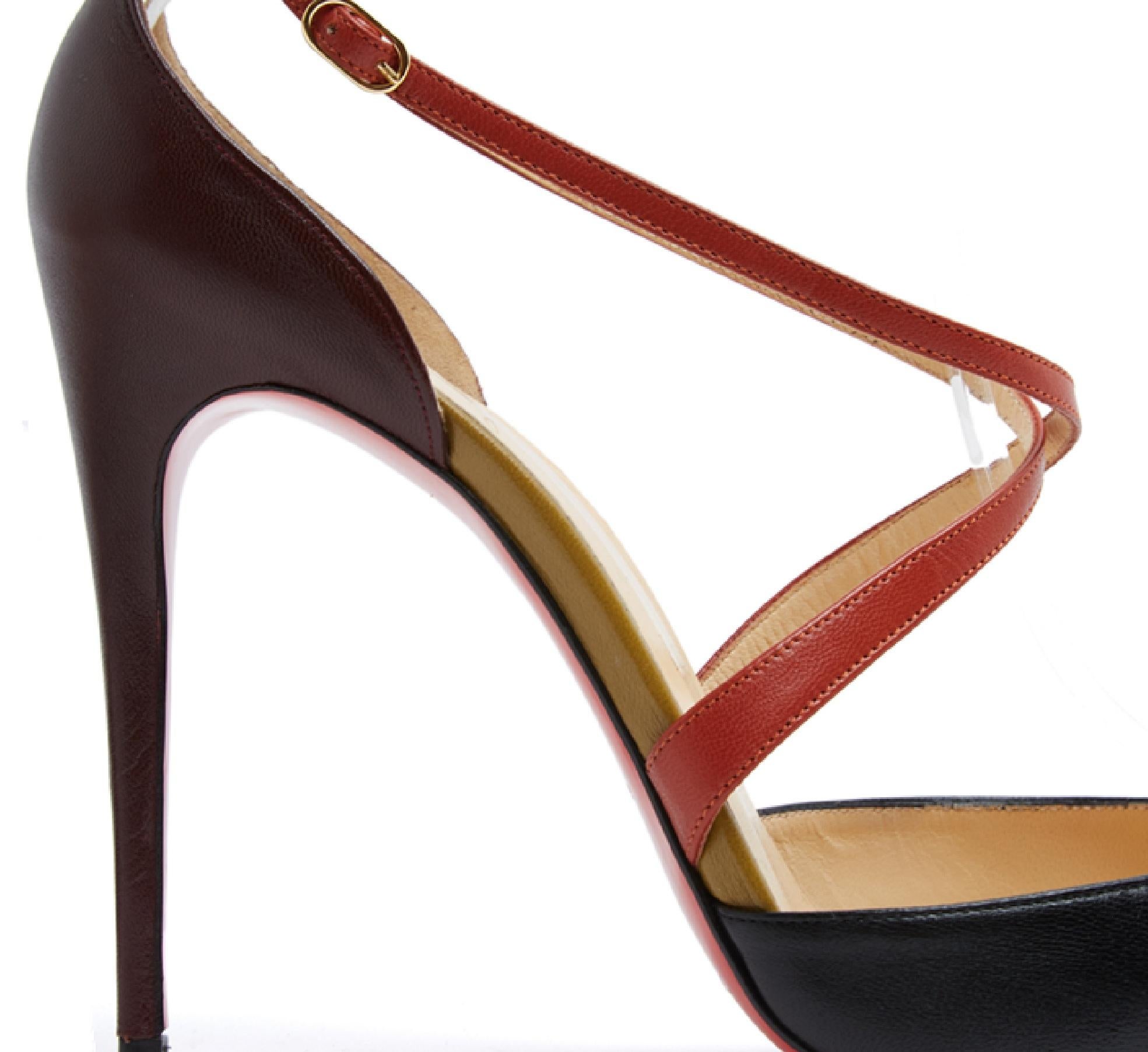 Décolleté Christian Louboutin in pelle di diversi colori: il tacco e la parte posteriore della scarpa in bordeaux, i due sottili cinturini incrociati davanti in rosso, i lati del piede in verde e la punta del piede in nero, la fodera e le solette e