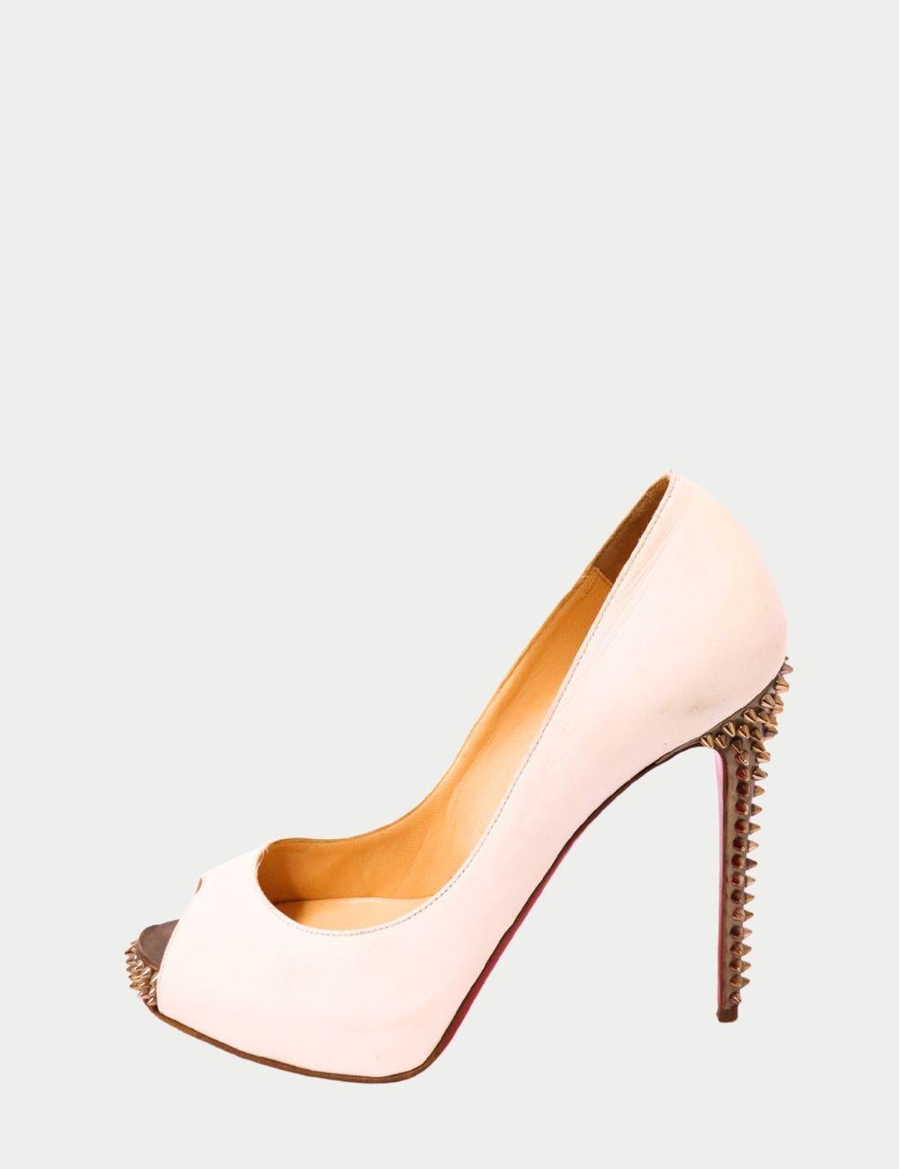 Christian Louboutin Tacchi a punta Peep-Toe bianchi con suola rossa

La fierezza incontra la femminilità con questi iconici tacchi a spillo Christian Louboutin White. Caratterizzate da un'elegante silhouette peep-toe in pelle bianca, queste scarpe a