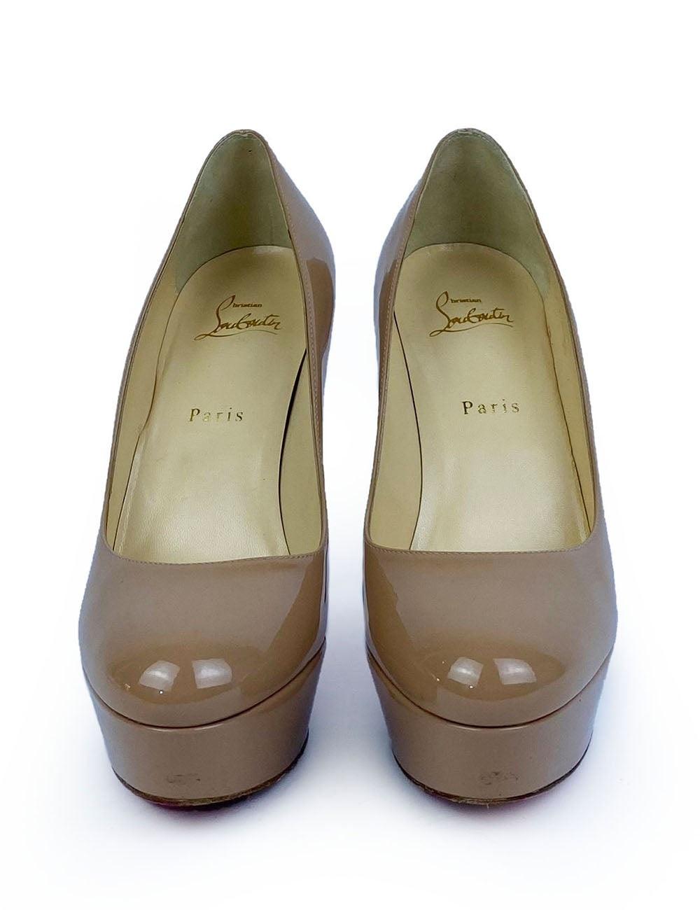 Christian Louboutin EU 39.5 Nude Patent Leather Bianca Platform Pumps. In Good Condition In Amman, JO