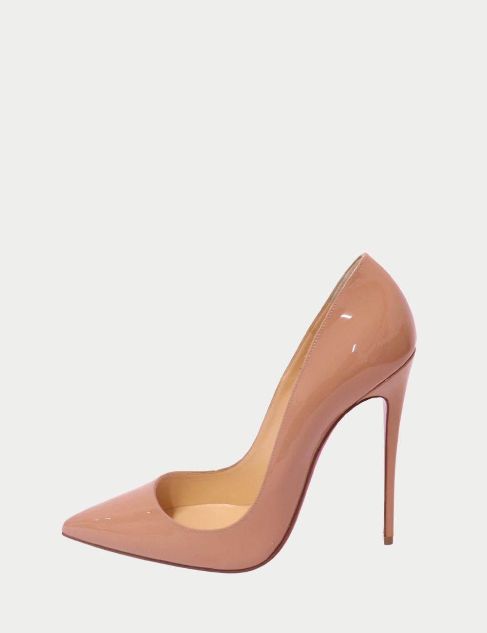 Christian Louboutin So Kate talons en cuir verni rose

Faites tourner les têtes et allongez vos jambes avec ces talons emblématiques Christian Louboutin So Kate en cuir verni rose blush. Dotés de la silhouette à talon aiguille emblématique de la