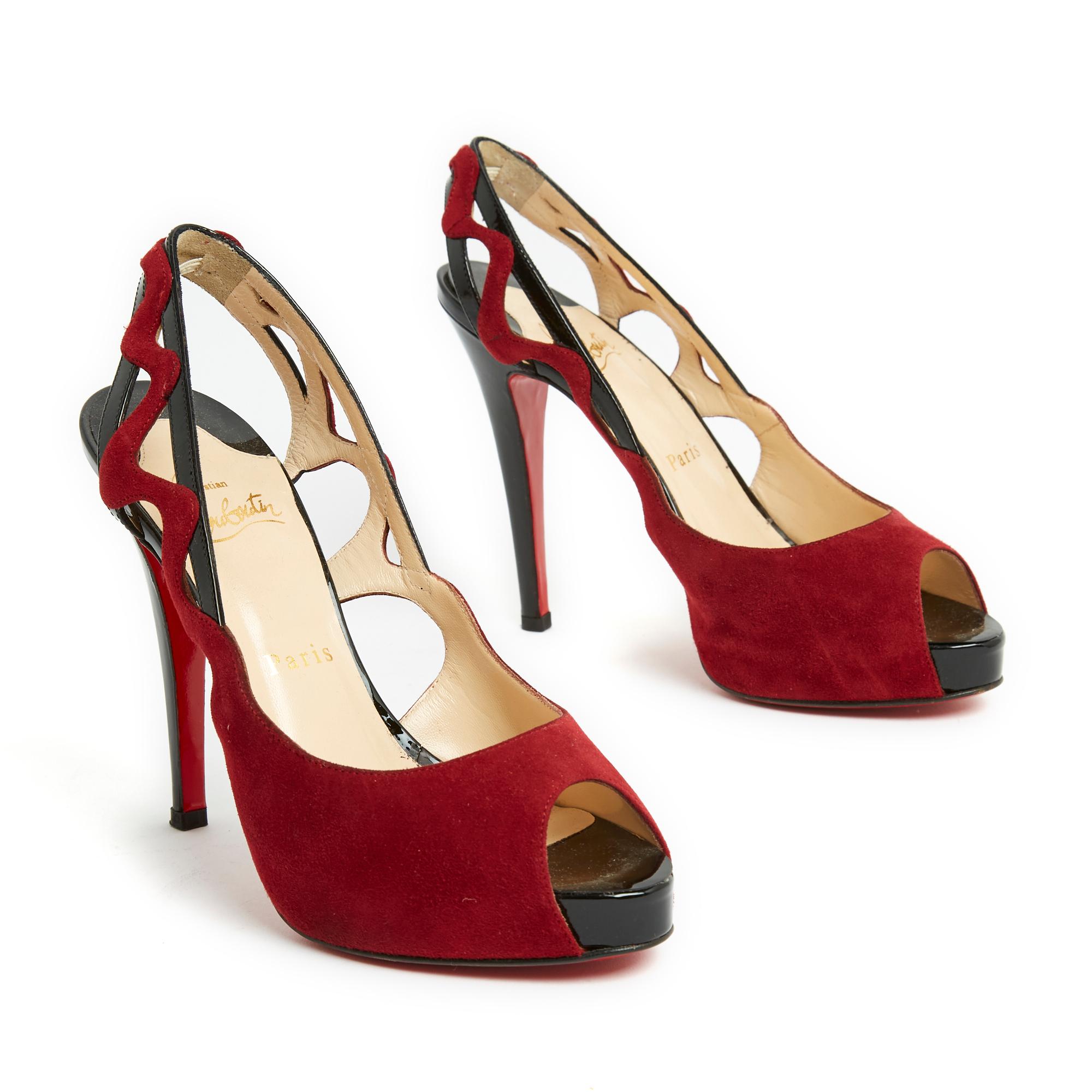 Christian Louboutin Private Number 120 décolleté in vernice nera parzialmente ricoperta da un grande motivo scamosciato rosso scuro, punta aperta, piccolo plateau, tacco a spillo. Taglia 37.5EU (cioè 4.5UK o 6US), tacco 12 cm, plateau 2 cm, soletta