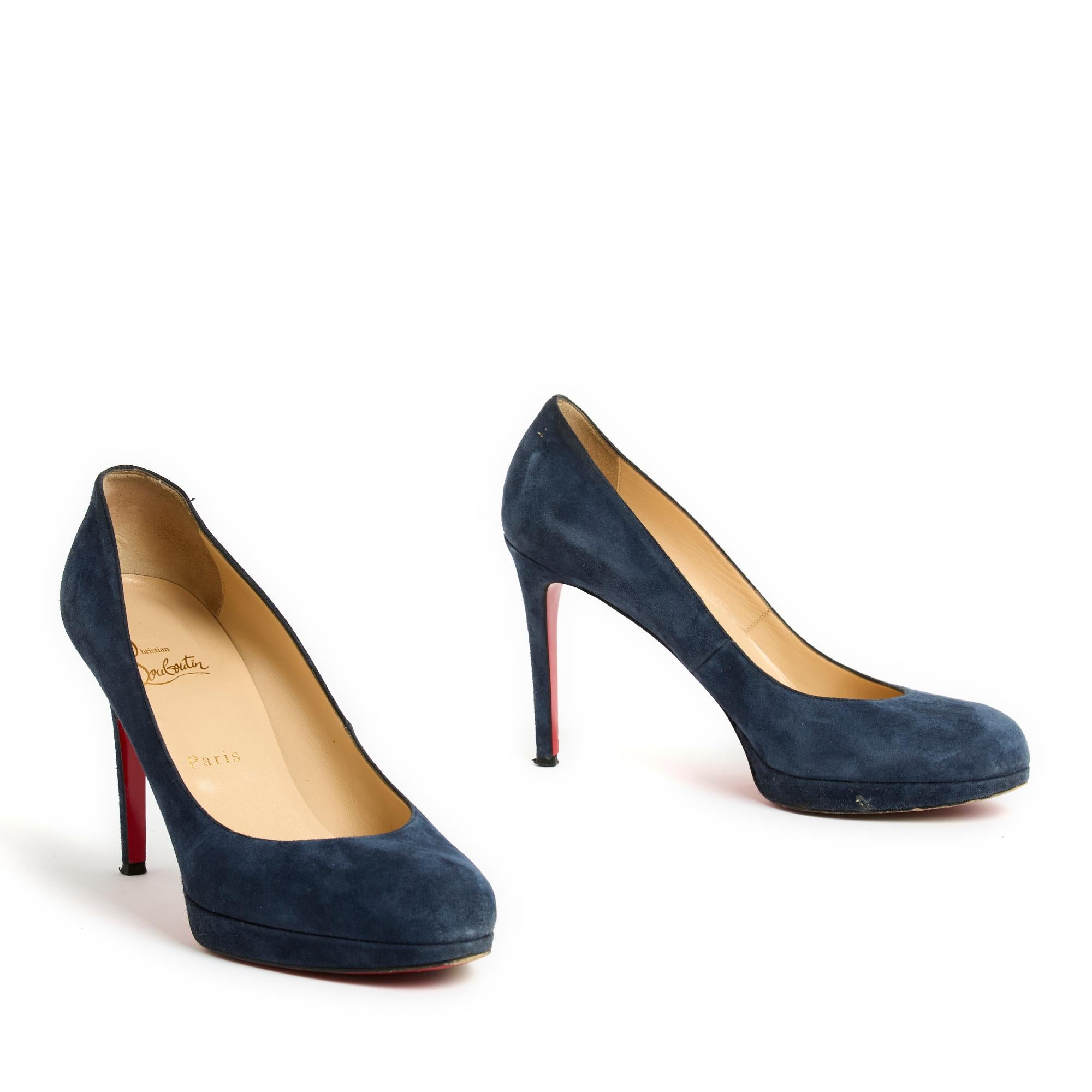 Christian Louboutin Fifi model pumps in blue suede, small platform in front. Size EU39, heel 10 cm, platform 1.5 cm, insole 25 cm. The pumps are in very good condition, perfect with baggy jeans and a pretty white t-shirt...