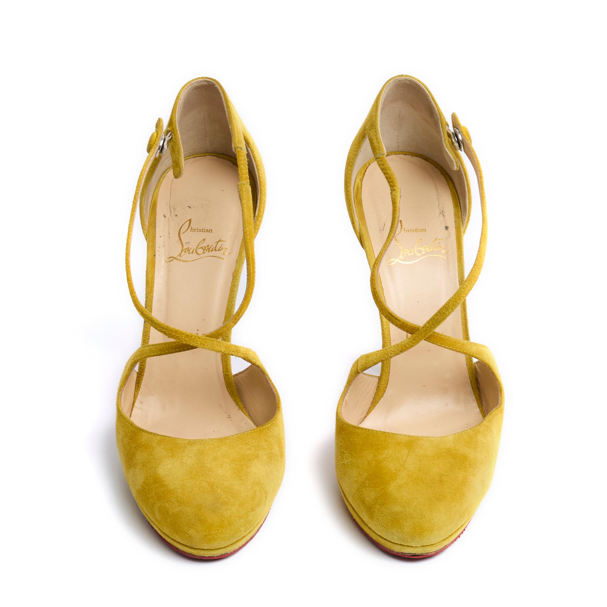 Christian Louboutin Fifi base pumps with thin crossed straps on the top of the foot in slightly green yellow suede. Size 39FR, heel 10 cm (11.5 cm less front insole 1.5 cm), insole 25 cm. The pumps were resoled at Louboutin... and the suede of the