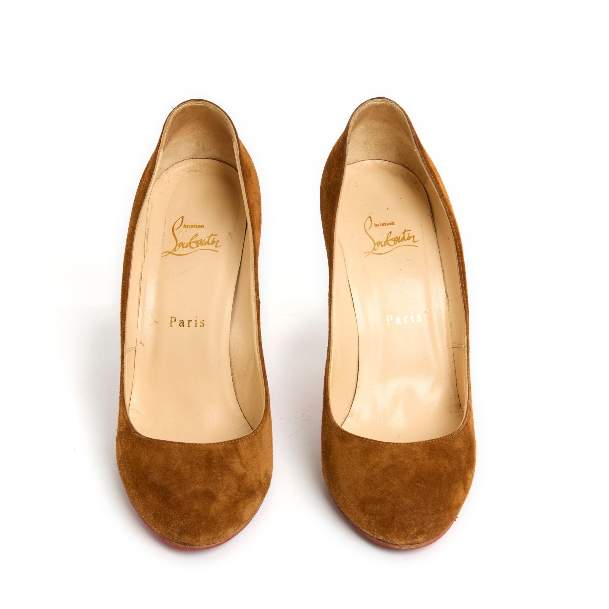 Christian Louboutin Fifi model pumps in camel-colored suede. Size 39.5FR i.e. UK6 and US8.5, heel 10 cm (11 cm less front insole 1 cm), insole 25.4 cm. The pumps were resoled at Louboutin... and this is surprising because the pumps are in perfect