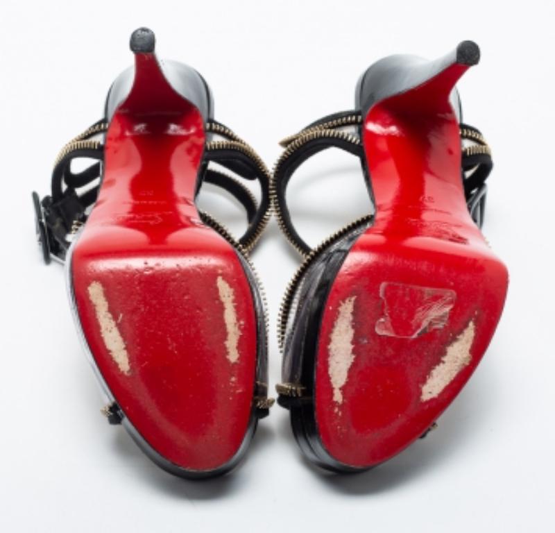 Auf diese Sandalen von Christian Louboutin können Sie sich verlassen, wenn Sie sich erhaben fühlen wollen. Sie haben ein PVC-Obermaterial mit Stoff- und Lederbesätzen, sind auf Plateaus montiert und haben einen 12,5 cm hohen Absatz.