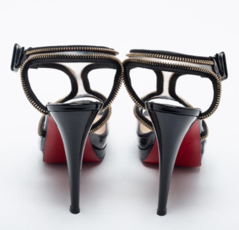 Christian Louboutin Plateausandalen mit Stoffbesatz und PVC-Reißverschluss und T-Riemen Größe 37 (Schwarz) im Angebot