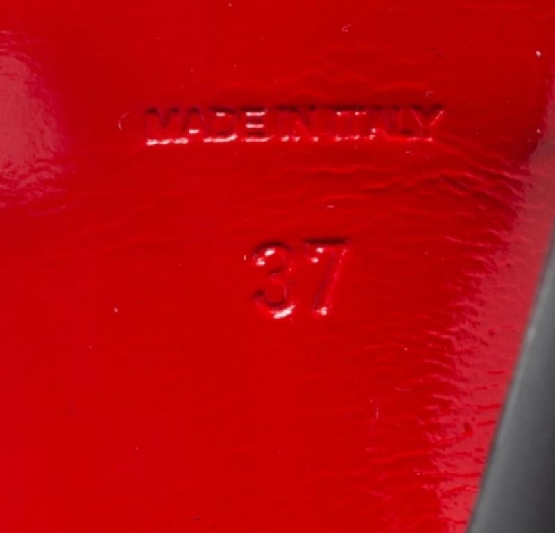 Christian Louboutin Plateausandalen mit Stoffbesatz und PVC-Reißverschluss und T-Riemen Größe 37 im Zustand „Gut“ im Angebot in Dubai, Al Qouz 2