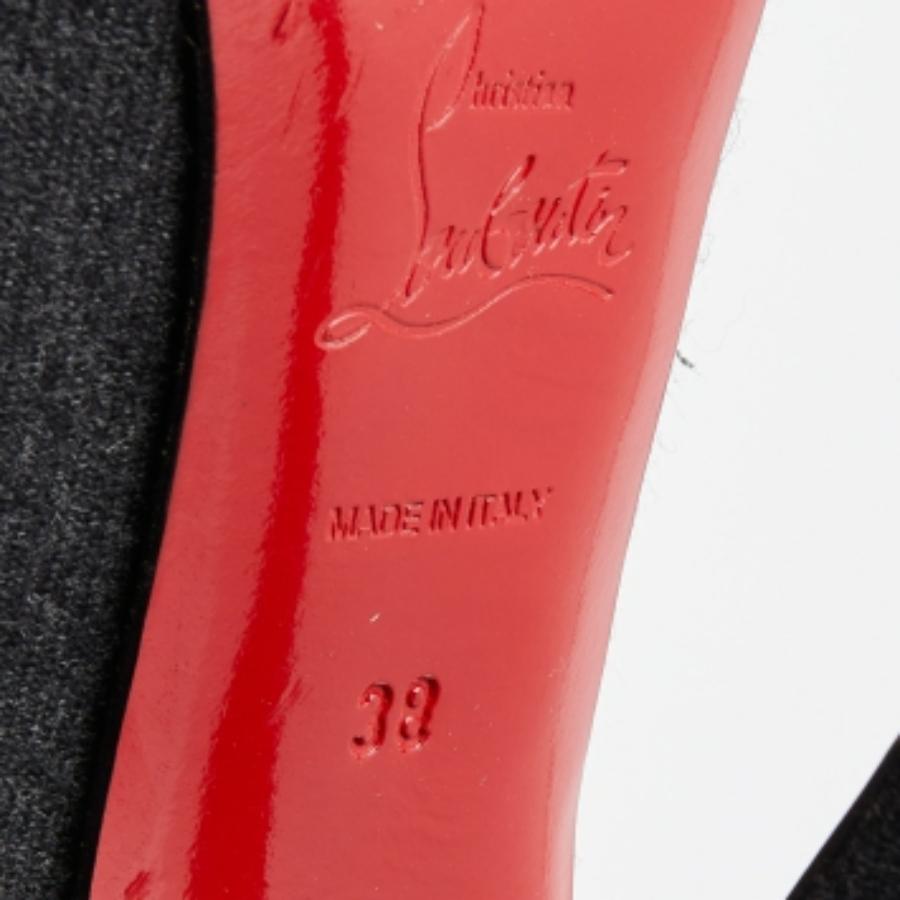 Les bottes sont un élément essentiel de votre garde-robe, et ces bottines, fabriquées à partir de matériaux de première qualité, sont un bon choix. Offrant le meilleur du confort et du style, cette paire à semelle robuste sera parfaite avec une robe