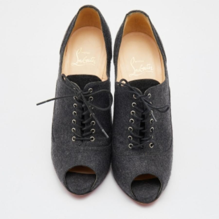 Christian Louboutin Felt Flannel Lady Peep Toe Lace Up Oxford Booties Size 38 Bon état - En vente à Dubai, Al Qouz 2