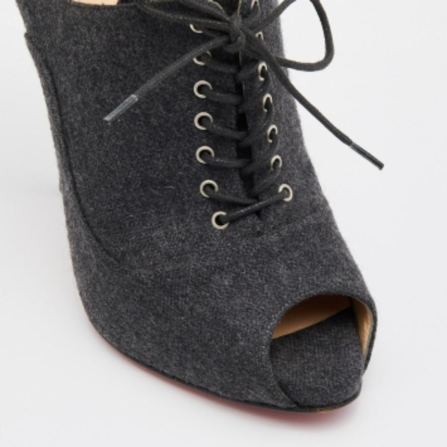 Christian Louboutin Felt Flannel Lady Peep Toe Lace Up Oxford Booties Size 38 en vente 2