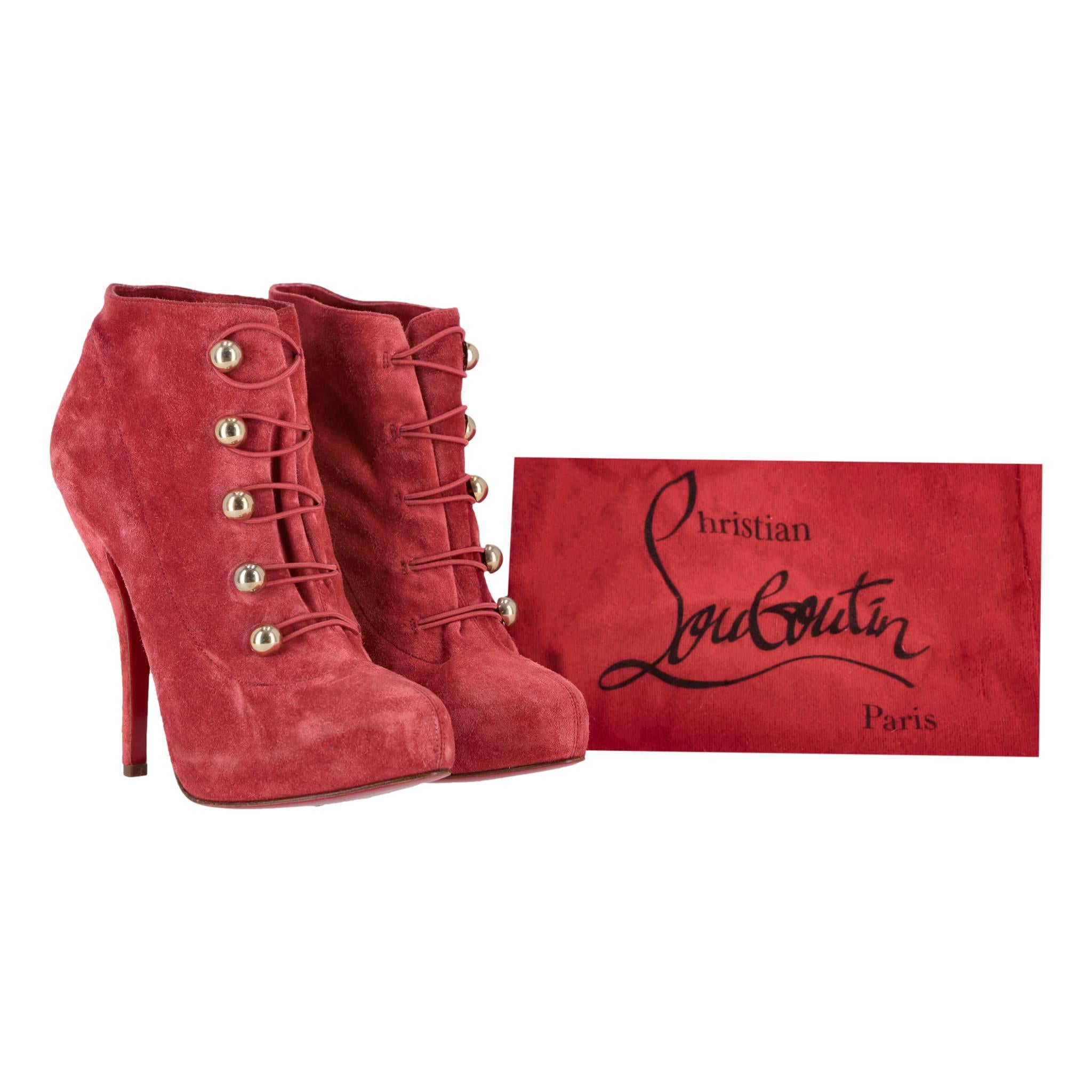 Botines de ante Christian Louboutin Fifre

Botines rojos fabricados en ante y diseñados con un botón dorado y un detalle de lazo en la parte delantera.

Con punta redonda, tacón de aguja alto y la suela roja característica de Louboutin.

Precio