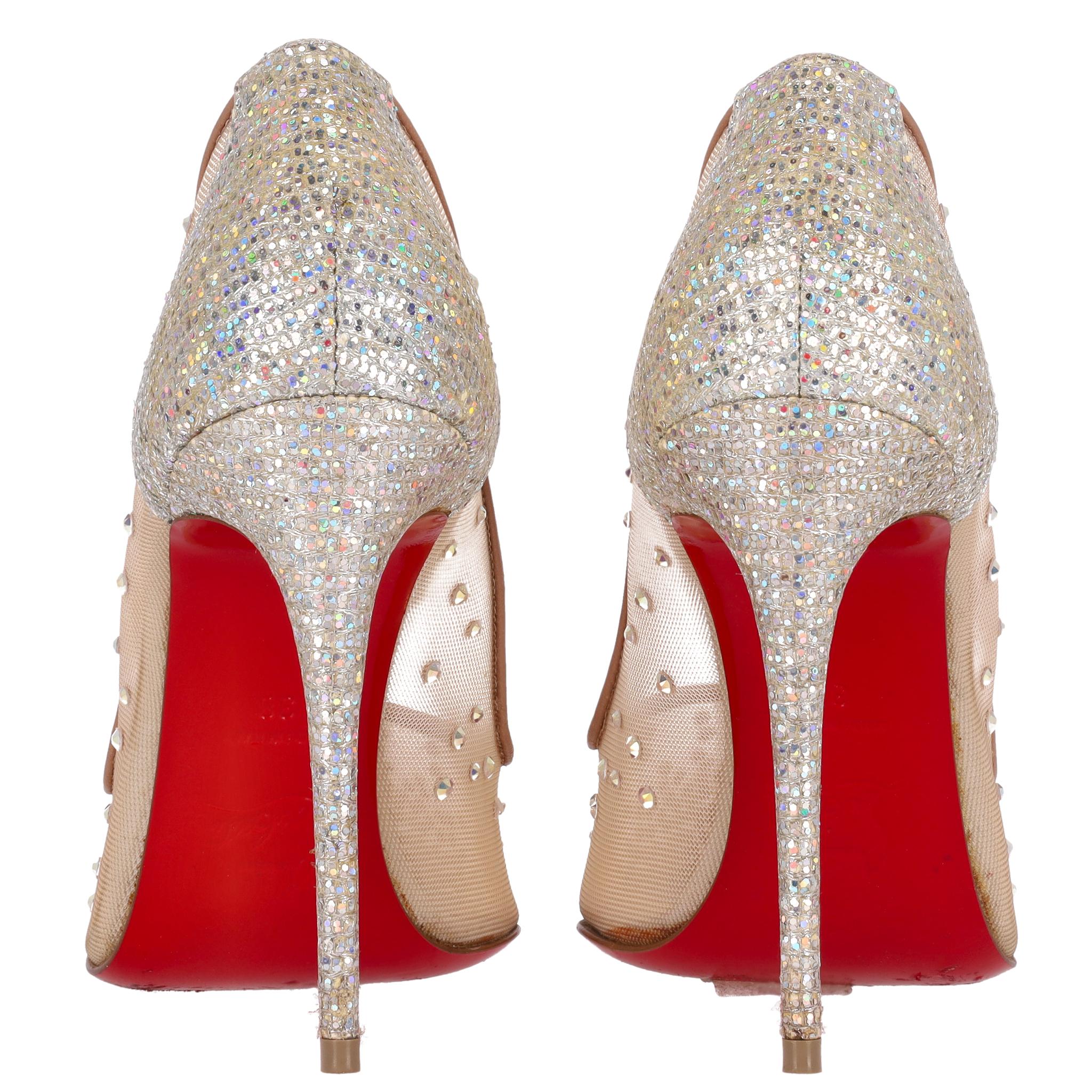 Donna Christian Louboutin Follies Pumps con strass e cristalli in rete in vendita