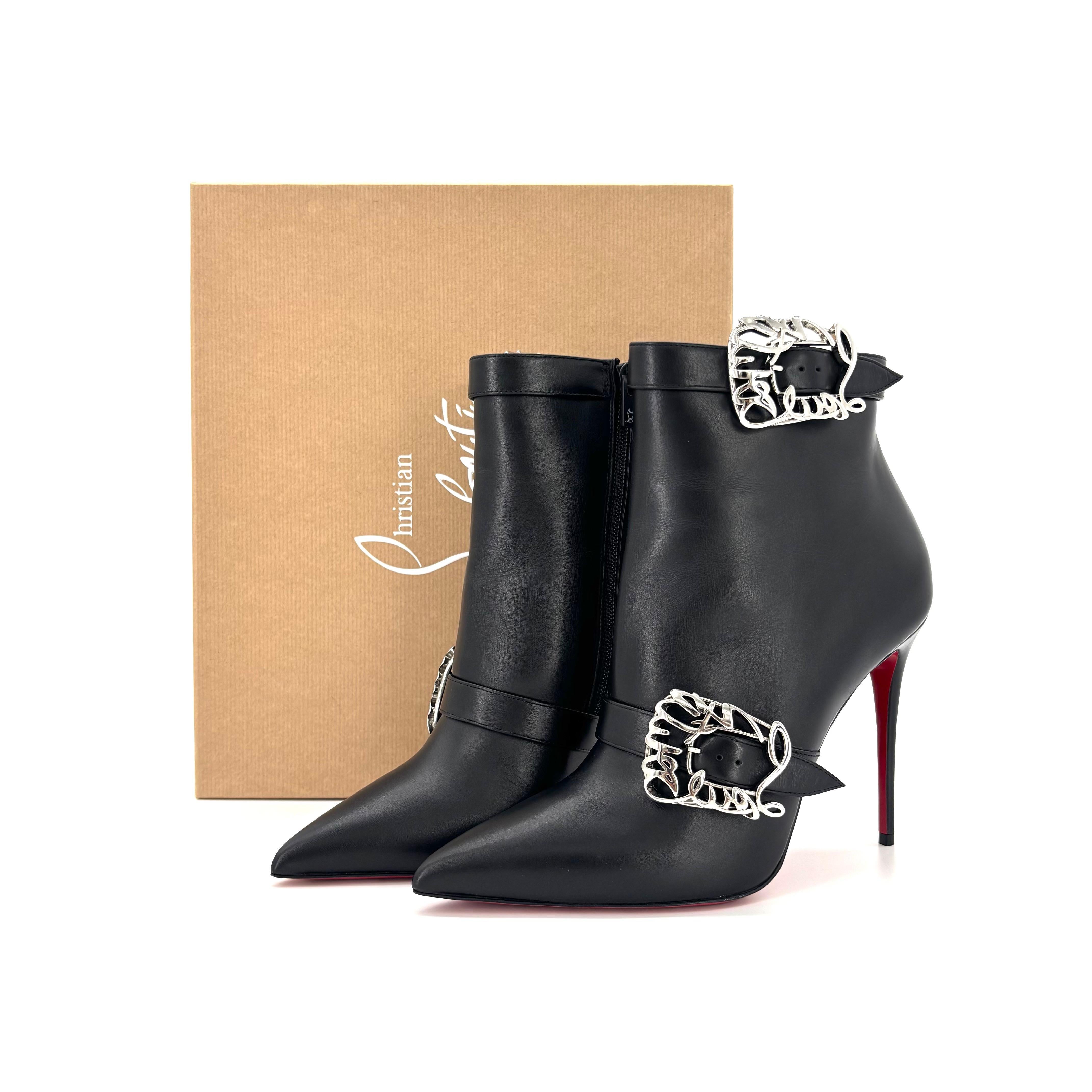 Christian Louboutin Giddylina Booty Black Leather Logo Buckle Embellished Boots

Colore Nero
Taglia 40
Altezza del tacco 100 mm

Tomaia in pelle
Suola in cuoio
Zip laterale nascosta
Silver finished buckles with logo design 
Tacco a spillo
A