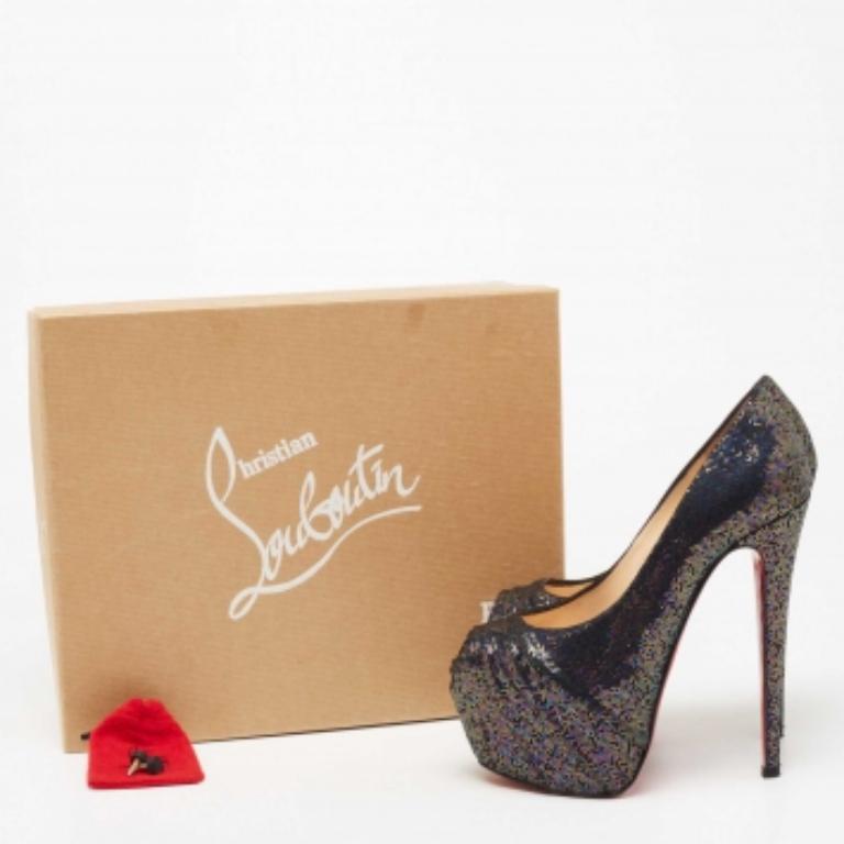 These Drapesse Spotlight pumps from Christian Louboutin will encourage you to take every step with confidence and grace! They are crafted using multicolored glitter fabric into an attractive silhouette. They showcase 15.5 cm heels, peep-toes, and a