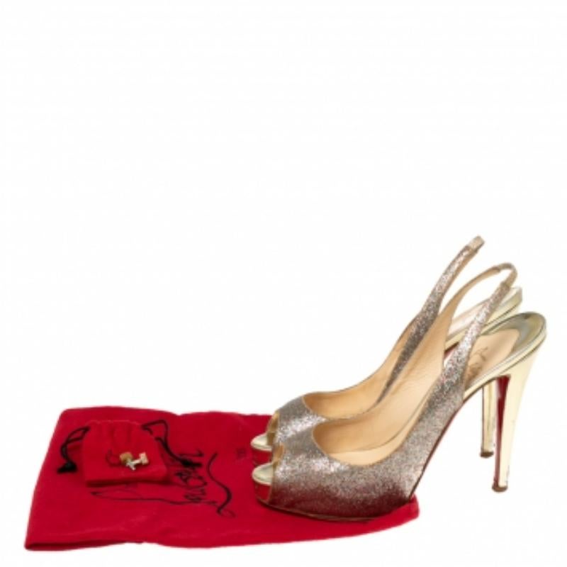 Ces chaussures en cuir pailleté vous donneront forcément l'impression d'être une célébrité grâce à leur glamour. Christian Louboutin a toujours été connu pour sa qualité et ses conceptions étonnantes, et ces talons pompe peep-toe en sont la preuve.