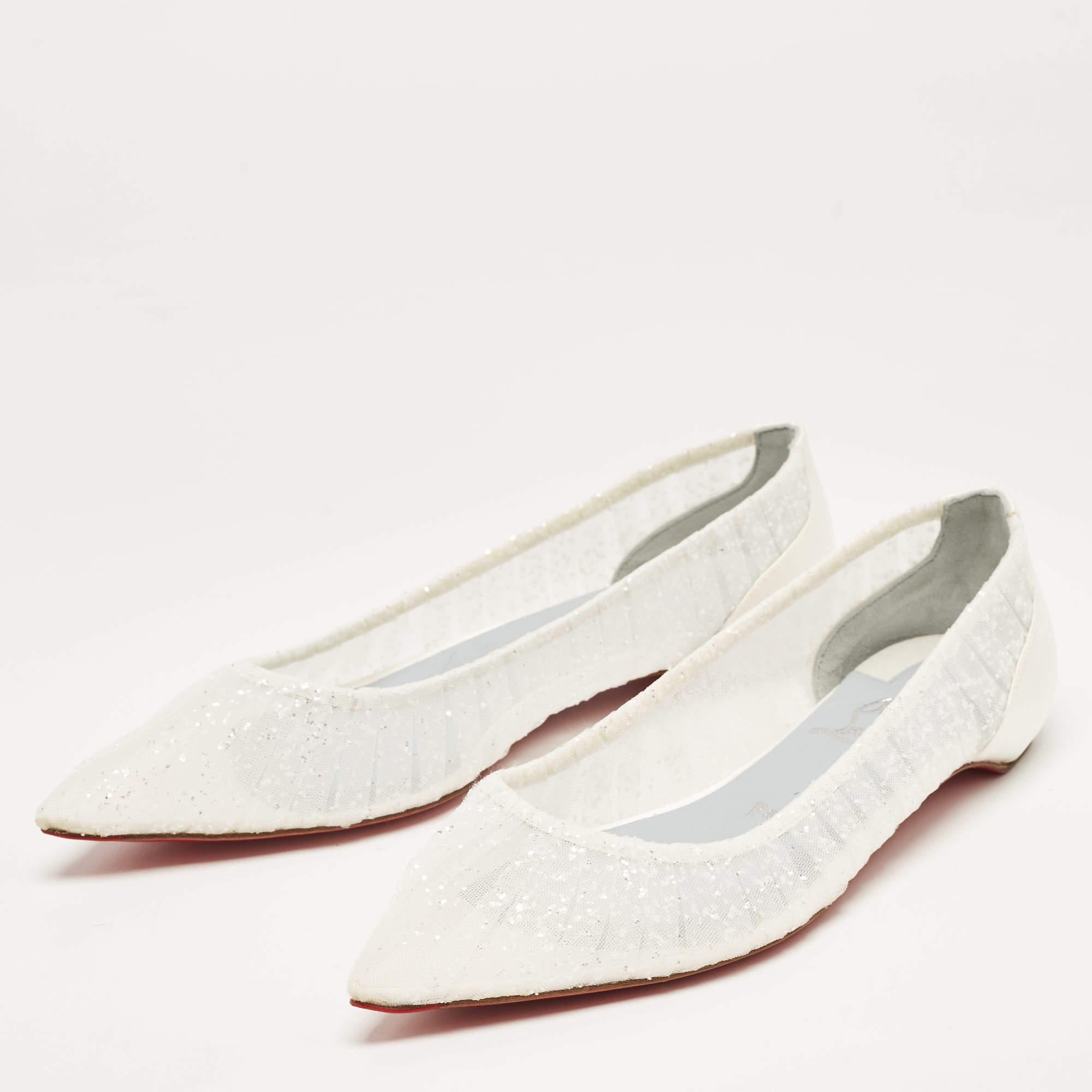 Complete your look by adding these designer ballet flats to your collection of everyday footwear. They are crafted skilfully to grant the perfect fit and style.