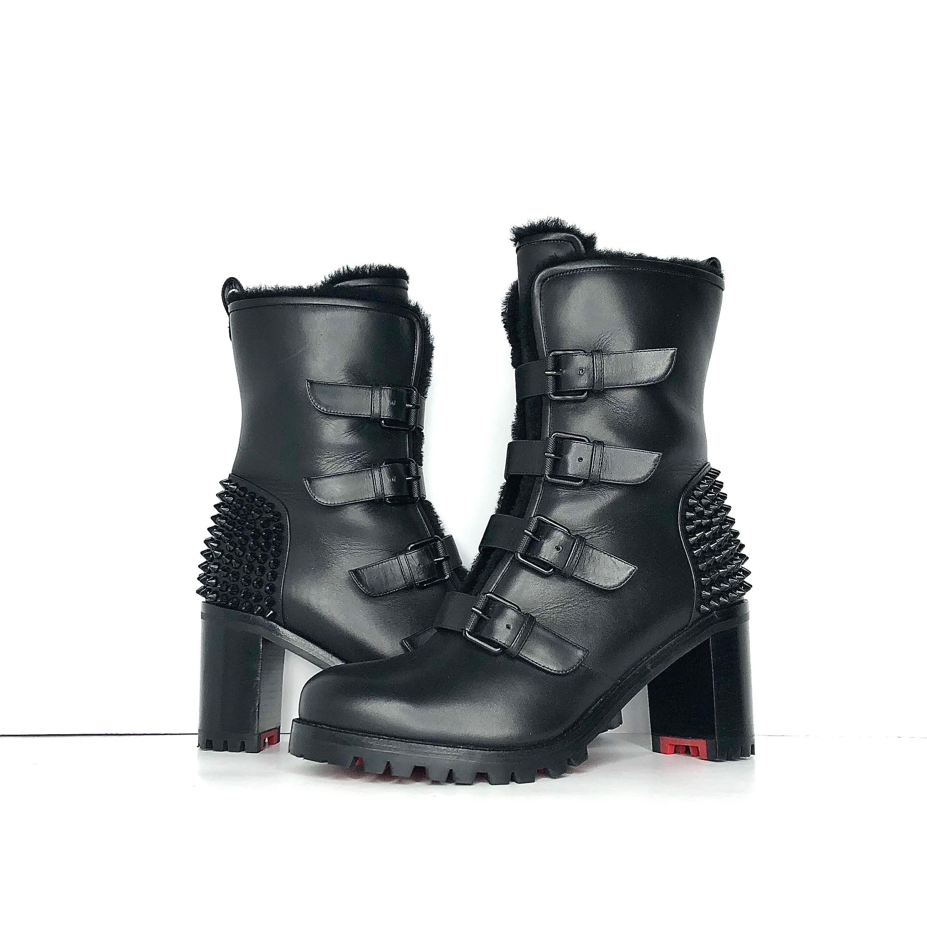 Christian Louboutin Glorymount 70 Black Lug Sole Boots
Excellent état, pas de boîte d'origine
Vu sur Taylor Swift en concert et sur Blake Lively dans le film A Simple Favor.
Couleur Noir
Taille 38.5
Dessus en cuir
Fermeture à boucle
Talon