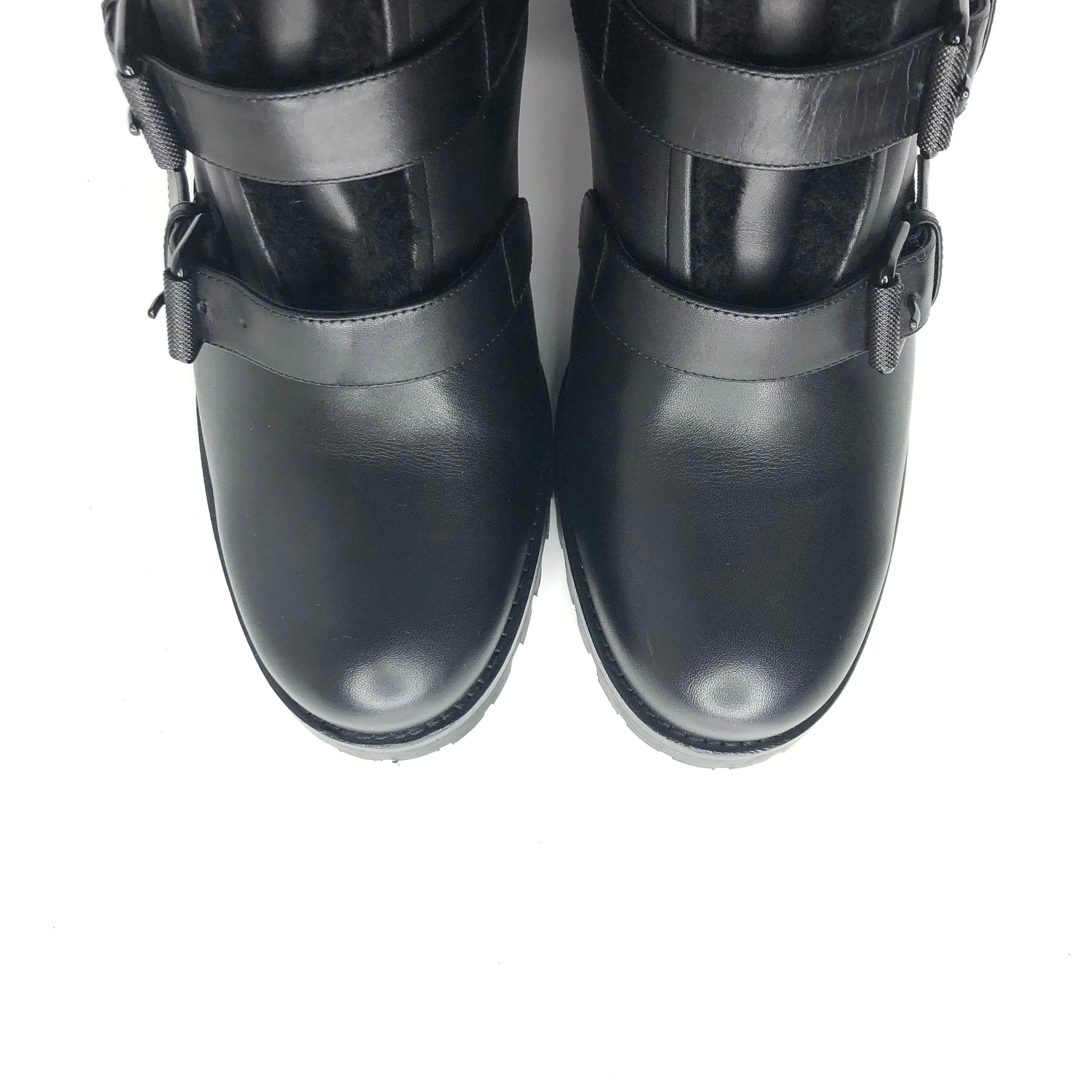 Christian Louboutin Glorymount 70 Spike Buckle Detail Lug Sole Boots 38.5 en vente 1