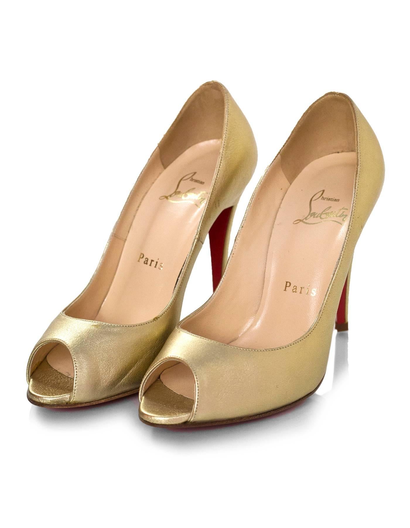 Christian Louboutin Gold Altadamia 100 Peep-Toe Pumps Sz 35.5 NEW

Made In: Italy
Color: Gold
Materials: Leather
Closure/Opening: Slide on
Sole Stamp: Christian Louboutin Made in Italy 35.5
Overall Condition: Excellent pre-owned condition -