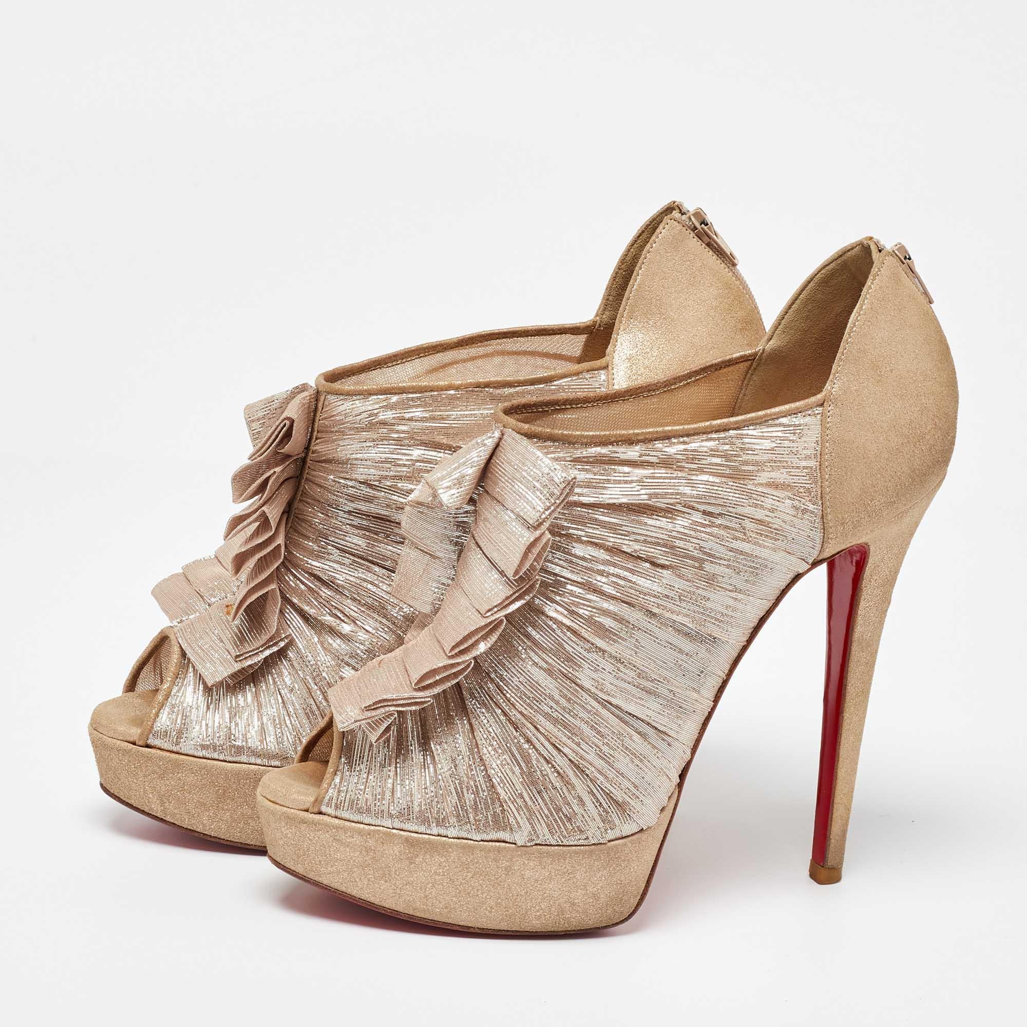 Ces bottines de Christian Louboutin présentent une ressemblance décadente. Fabrice en tissu lurex et daim, ils présentent des peep toes et un design unique. Elles sont dotées de semelles intérieures doublées de cuir qui portent le Label et sont