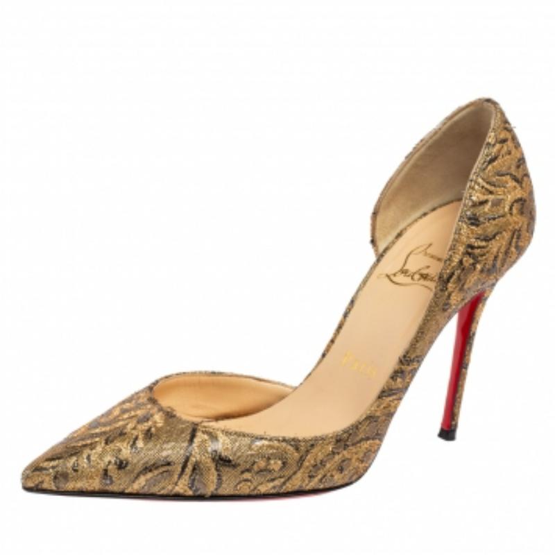Estos zapatos de salón Christian Louboutin, hábilmente confeccionados en tejido brocado con estilo D'orsay y puntera afilada, están listos para ofrecerte una experiencia de alta costura. Estos zapatos de salón dorados, con punta afilada, están