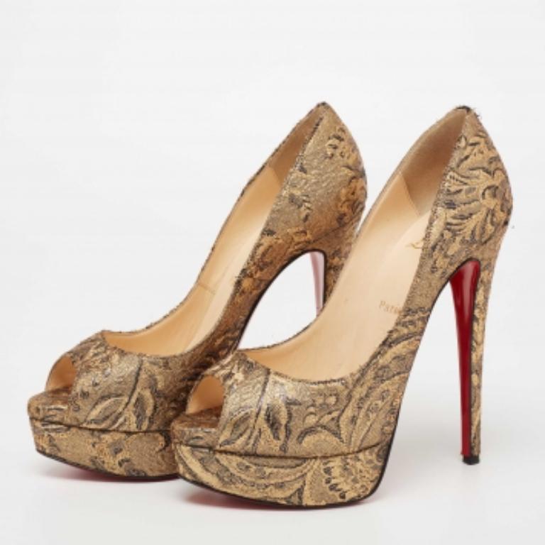 Estos curvilíneos zapatos de salón Christian Louboutin Lady Peep son un básico atemporal. Confeccionadas con un material lujoso, llevan plantillas bien forradas que ofrecen una comodidad infinita.