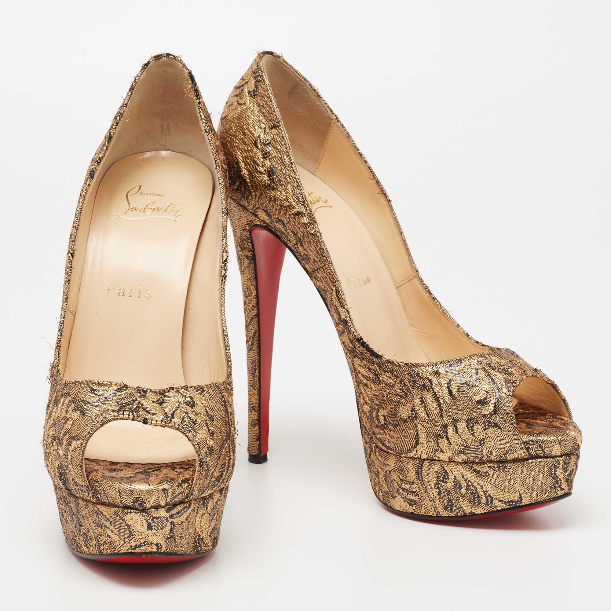 Brown Christian Louboutin Gold Brocade Fabric Lady Peep-Toe Platform Pumps Size 38 For Sale