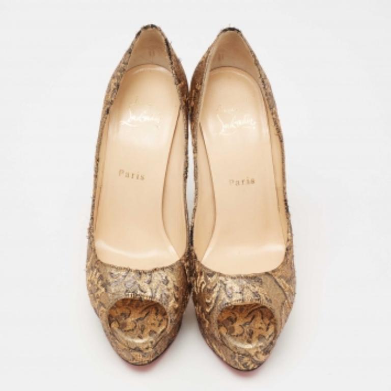 Christian Louboutin Bombas de plataforma Lady Peep-Toe de tejido brocado dorado talla 38 en Bueno estado para la venta en Dubai, Al Qouz 2