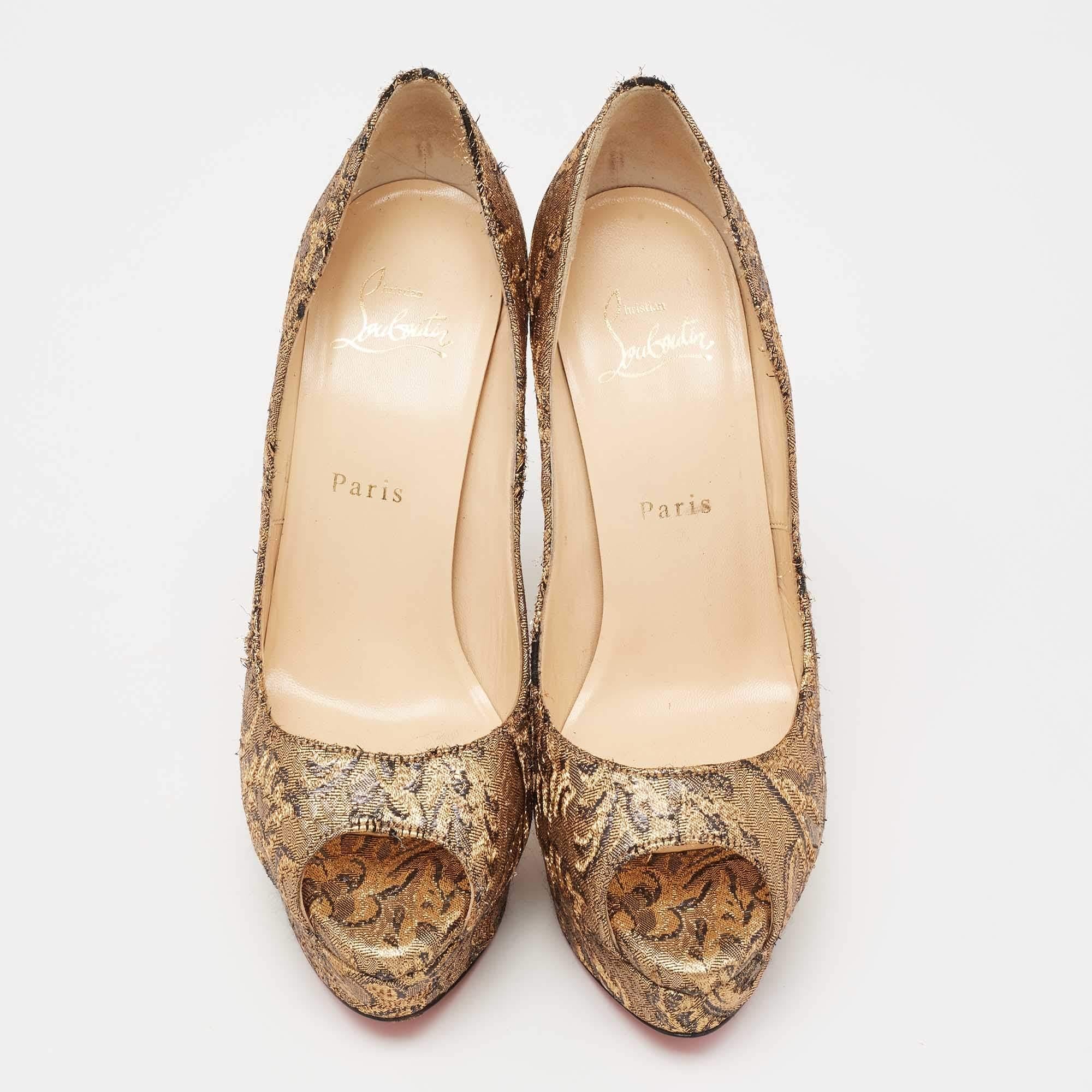 Christian Louboutin Gold Brocade Fabric Lady Peep-Toe Platform Pumps Size 38 In Good Condition For Sale In Dubai, Al Qouz 2