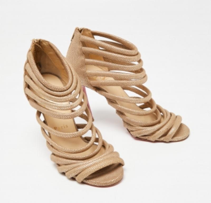 Diese Sandalen von Christian Louboutin sind ebenso praktisch wie stilvoll und sorgen für bequeme Schritte. Das aus strukturiertem Wildleder gefertigte Obermaterial mit Riemchen wird Ihre Füße elegant umranden und der Reißverschluss auf der Rückseite