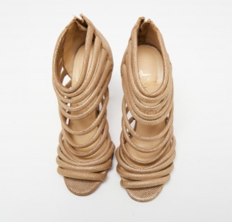 Christian Louboutin Gold/Braun strukturiertes Wildleder Offene Riemchensandalen Größe 37 (Beige) im Angebot