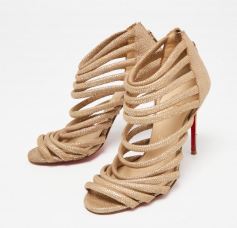 Christian Louboutin Gold/Braun strukturiertes Wildleder Offene Riemchensandalen Größe 37 im Zustand „Gut“ im Angebot in Dubai, Al Qouz 2