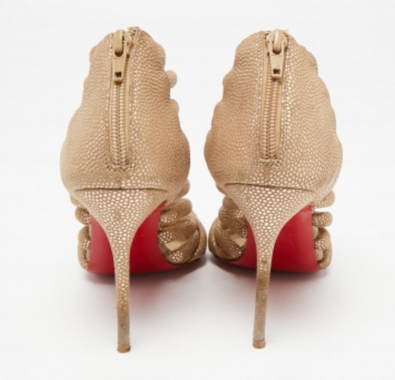 Christian Louboutin Gold/Braun strukturiertes Wildleder Offene Riemchensandalen Größe 37 Damen im Angebot