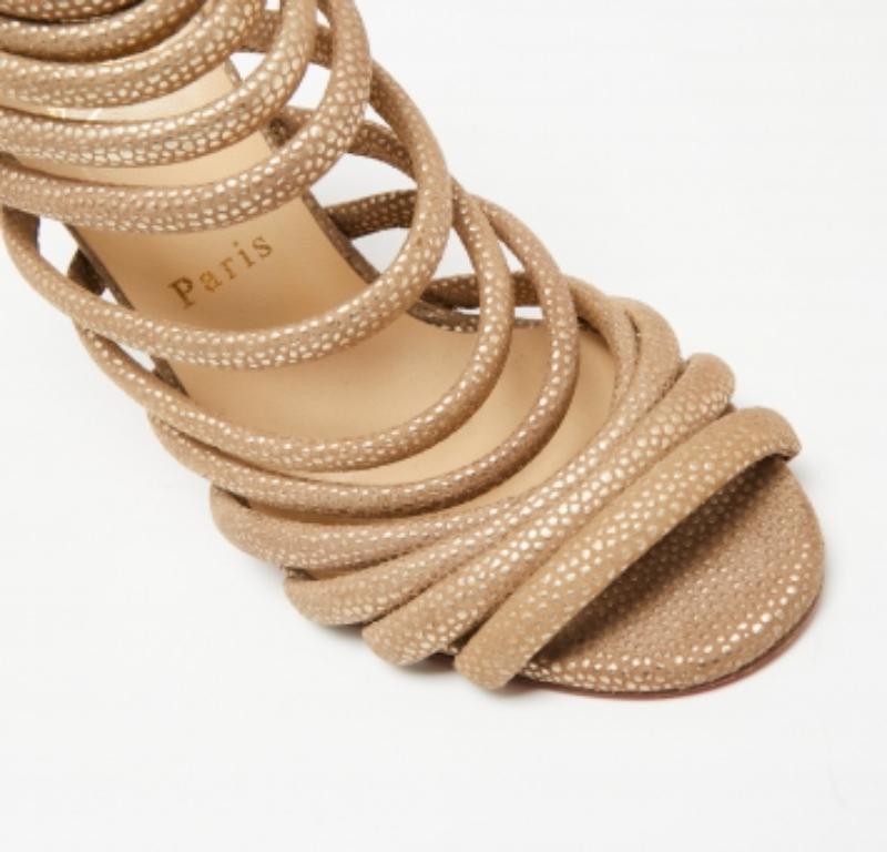 Christian Louboutin Gold/Braun strukturiertes Wildleder Offene Riemchensandalen Größe 37 im Angebot 1