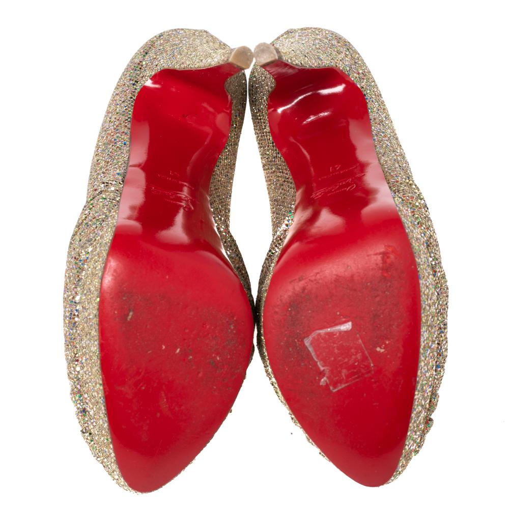 Fill your steps with sparkle and make a stellar style statement in this pair of Christian Louboutin pumps. The usage of fabric and glitter on the exterior, along with the gathered knot detail, gives it a glamorous appeal. The creation is complete