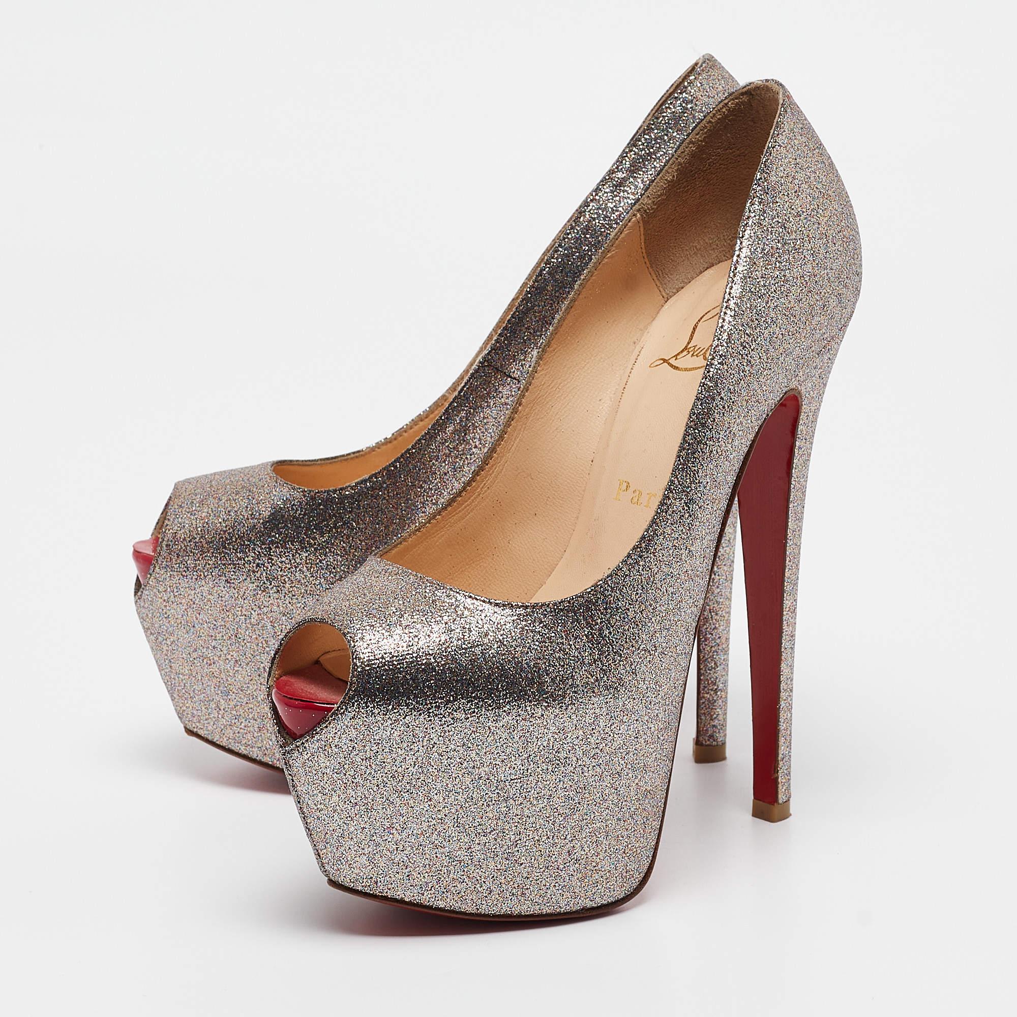 Curvaceous arches a feminine appeal and a well built structure define this set of designer pumps. Coming with comfortable insoles and sleek heels style them with your favorite outfits.