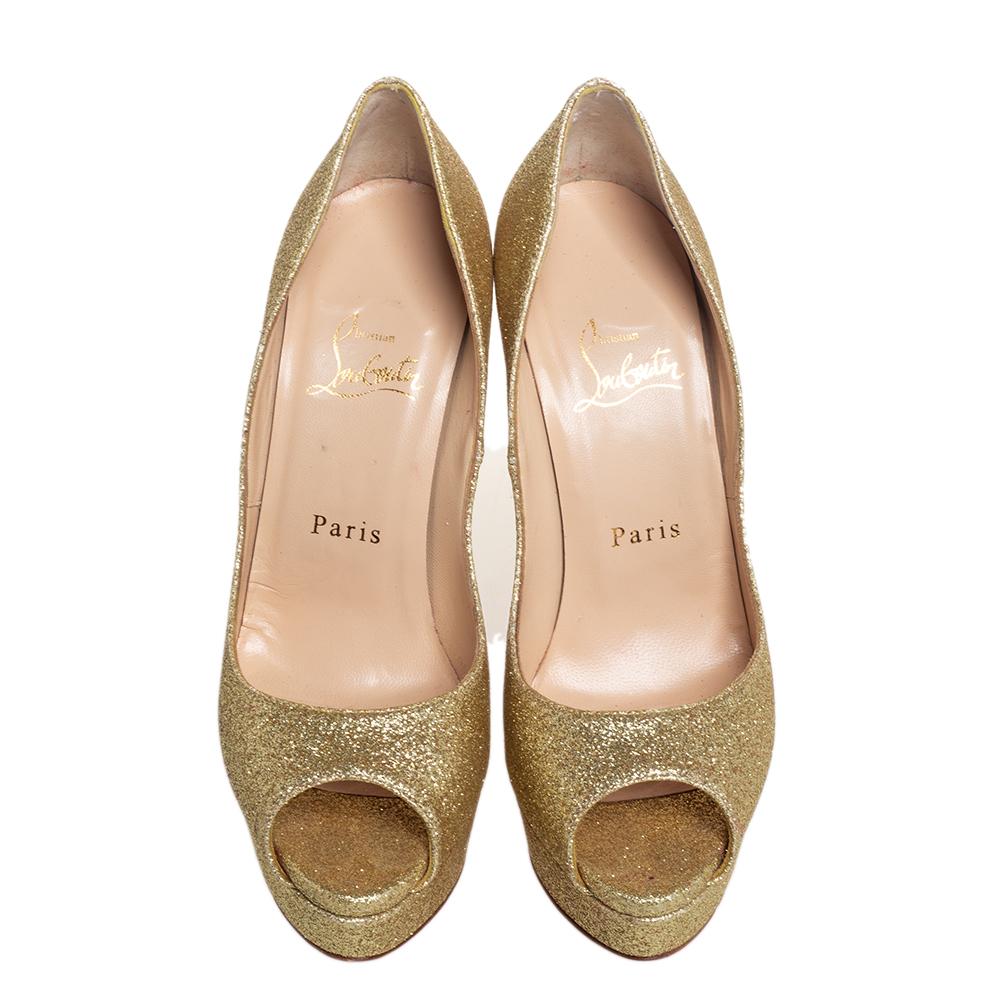 Stand out from a crowd with this gorgeous pair of Louboutins that exude high fashion with class! Crafted from glitter, this is a creation from their Lady Peep collection. They feature a classic gold shade with peep toes and a shimmery exterior.