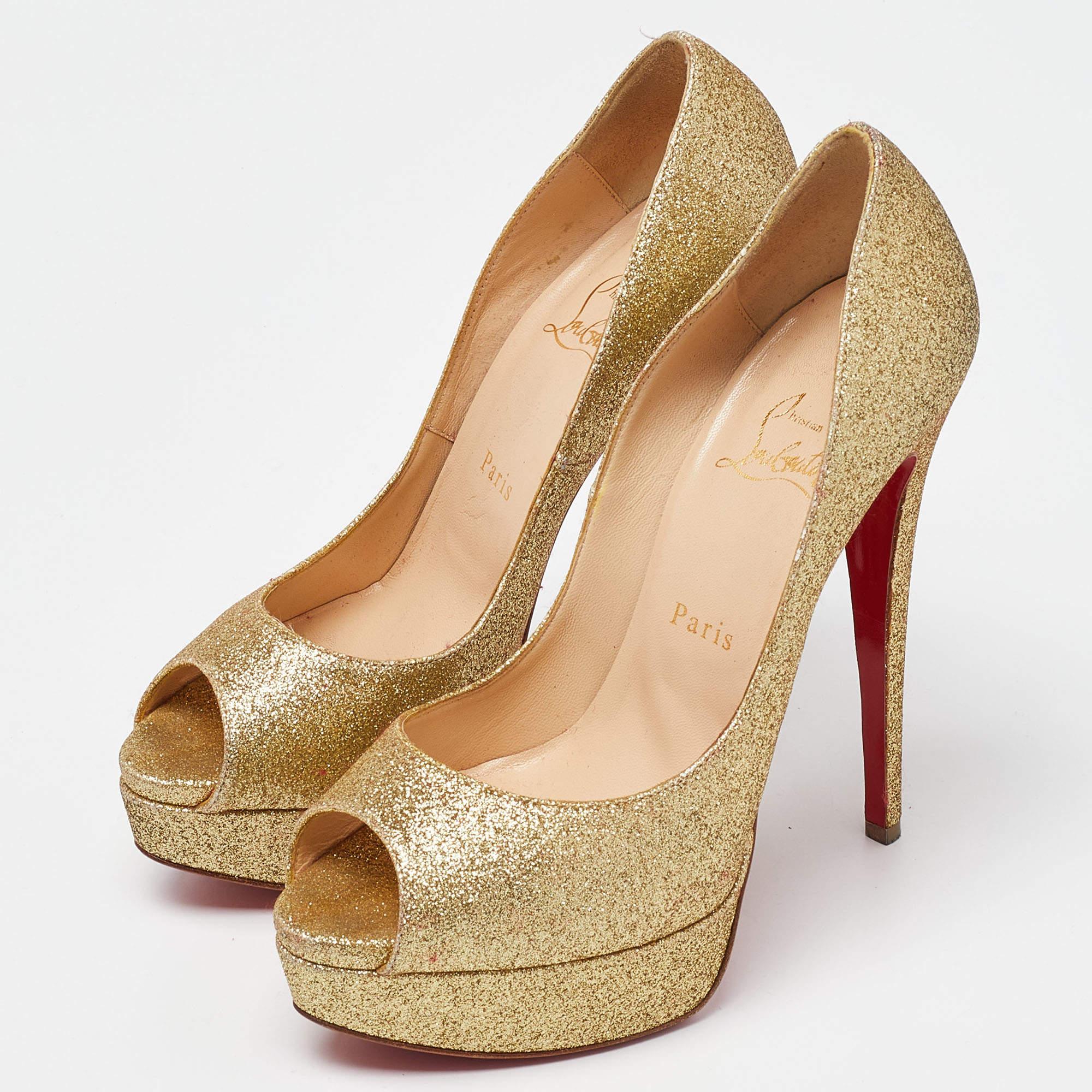 Make a chic style statement with these designer pumps. They showcase sturdy heels and durable soles perfect for your fashionable outings
