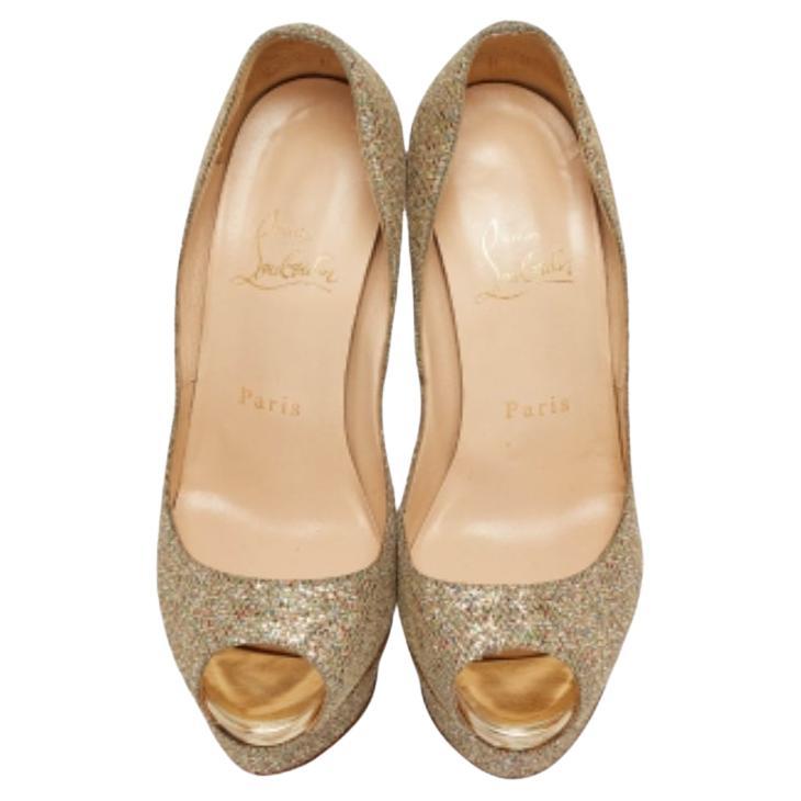 Haz una declaración de estilo chic con estos zapatos de salón de diseño. Presentan tacones robustos y suelas duraderas, ¡perfectos para tus salidas a la moda!