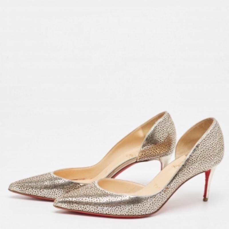 Unos arcos curvilíneos, un atractivo femenino y una estructura bien construida definen este juego de zapatos de salón de diseño. Vienen con cómodas plantillas y elegantes tacones, póngaselas con sus conjuntos favoritos.