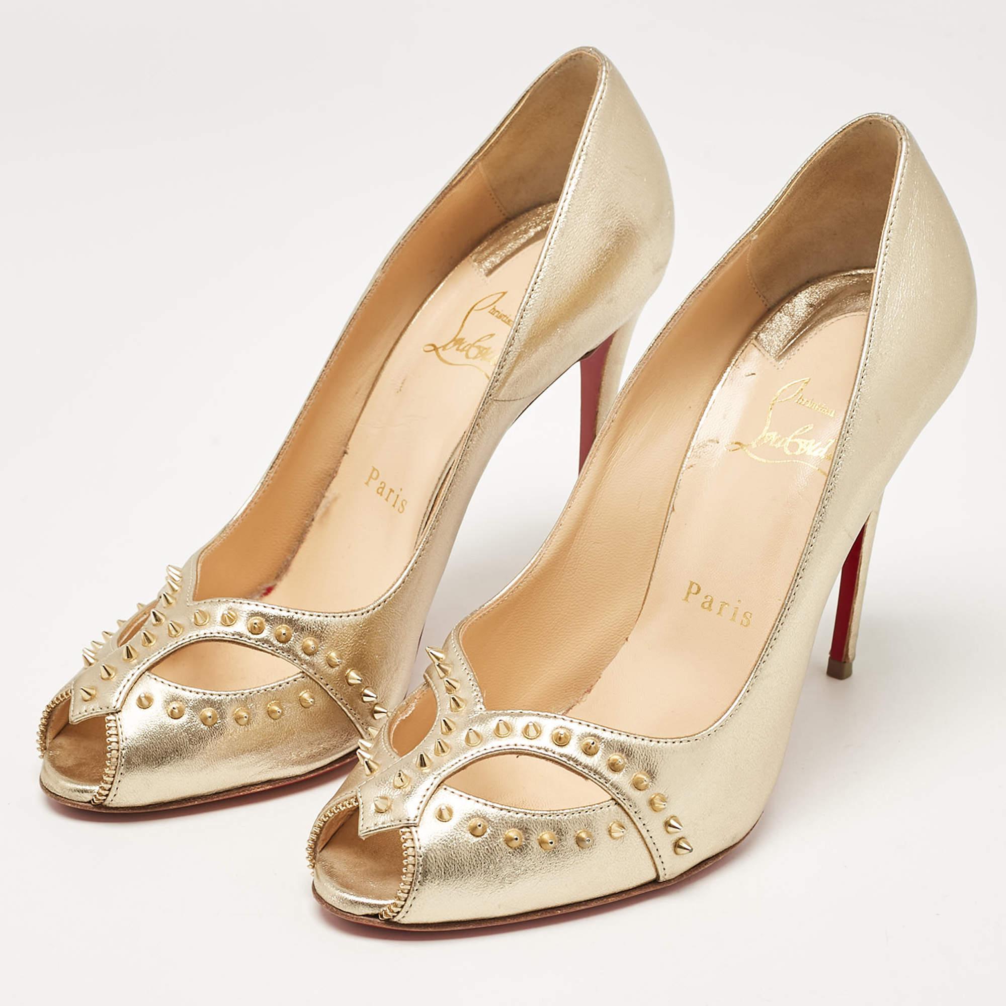 Il design di Christian Louboutin è un'interpretazione di classe delle calzature. Le décolleté sono meravigliosamente realizzate con materiali di alta qualità e poggiano su tacchi eleganti. Indossa i tuoi capi con orli tagliati per mettere in risalto