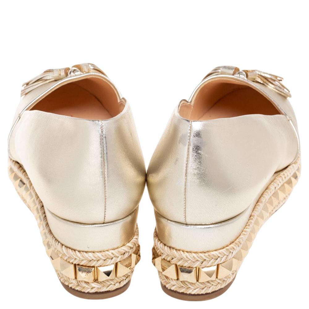 Christian Louboutin Gold Leather Carmel Studded Wedge Espadrilles Size 38 In Excellent Condition In Dubai, Al Qouz 2