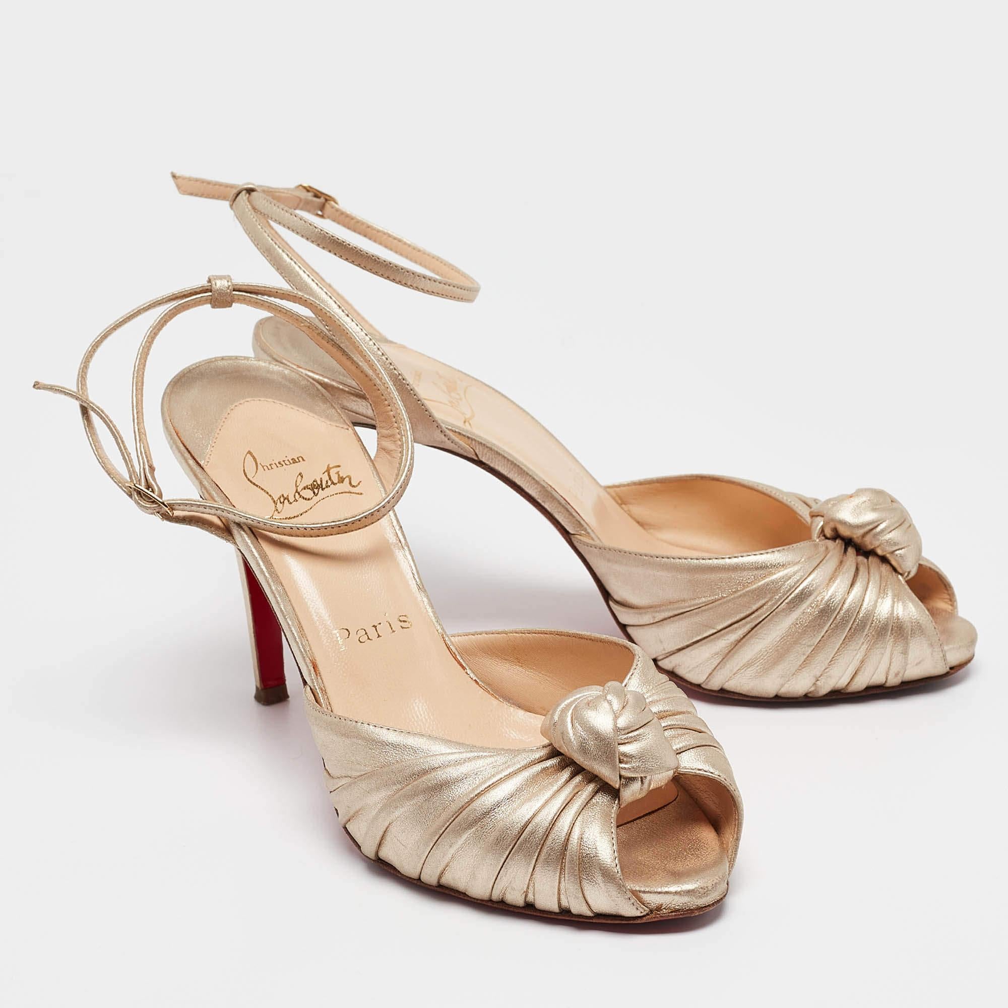 Christian Louboutin Sandali con cinturino alla caviglia Greissimo in pelle oro misura 37,5 In condizioni discrete a Dubai, Al Qouz 2